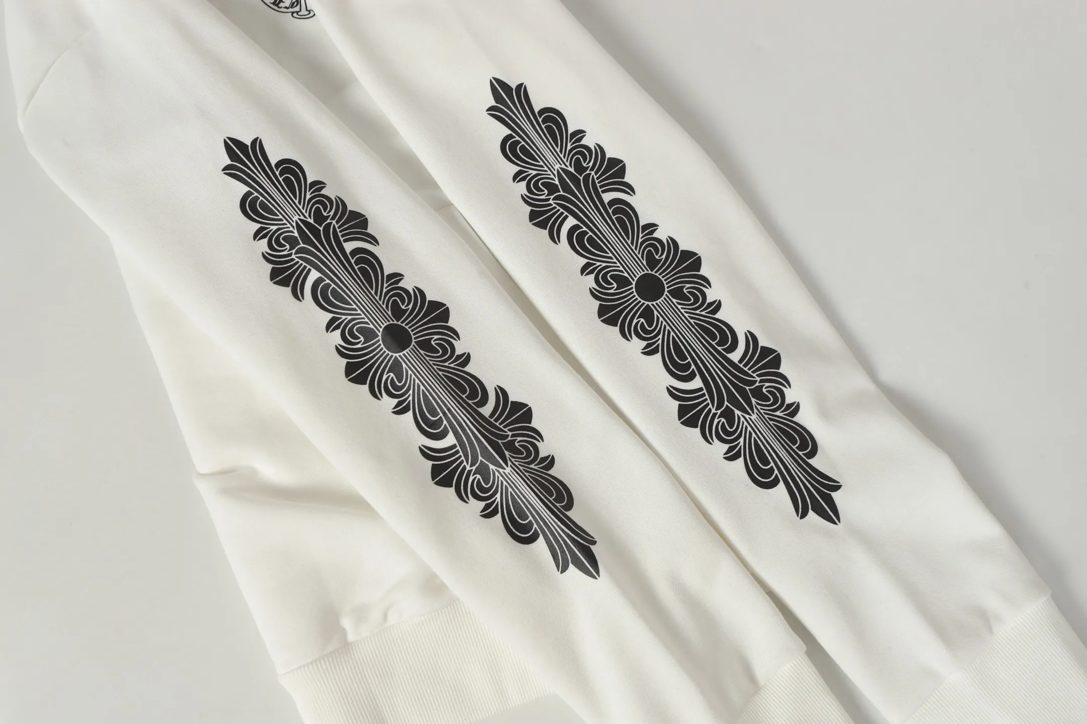 Q8—P230 -Chrome Hearts/Chrome Hearts printed zipper sweatshirt cardigan jacket -420 grams of high-density, high-quality wool, soft, delicate and skin-friendly, soft and silky to the touch, warm and skin-friendly -The hardware zipper accessories are all customized and full of details -Colour: black white -Size: S M L XL